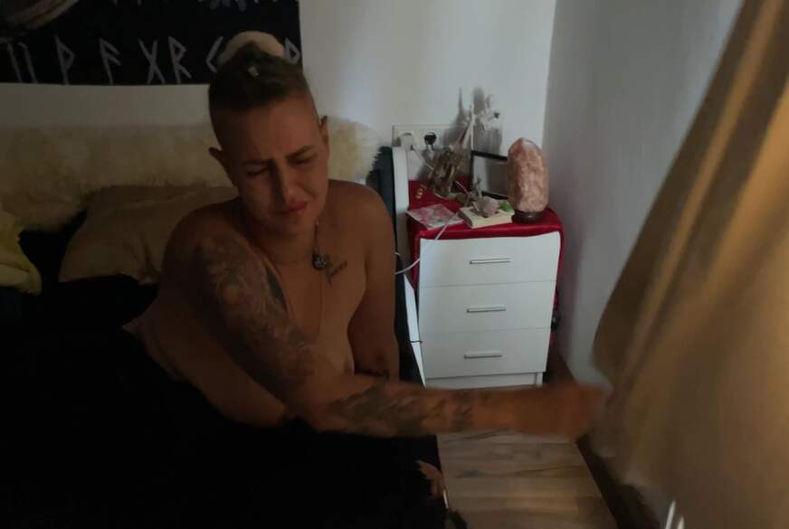 HelgaHel: Aufgewacht und geil gewesen - Noch vor der ersten Tasse Kaffee besorge ich es mir selbst