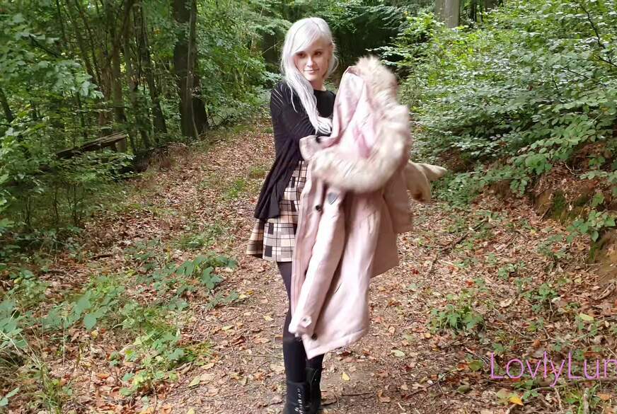 LovlyLuna: Riskanter öffentlicher B**wjob im Wald !