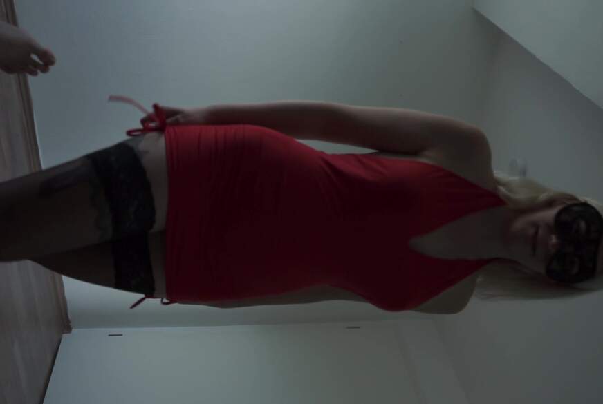 Daisy-Licious: Ersten Footjob ausprobiert