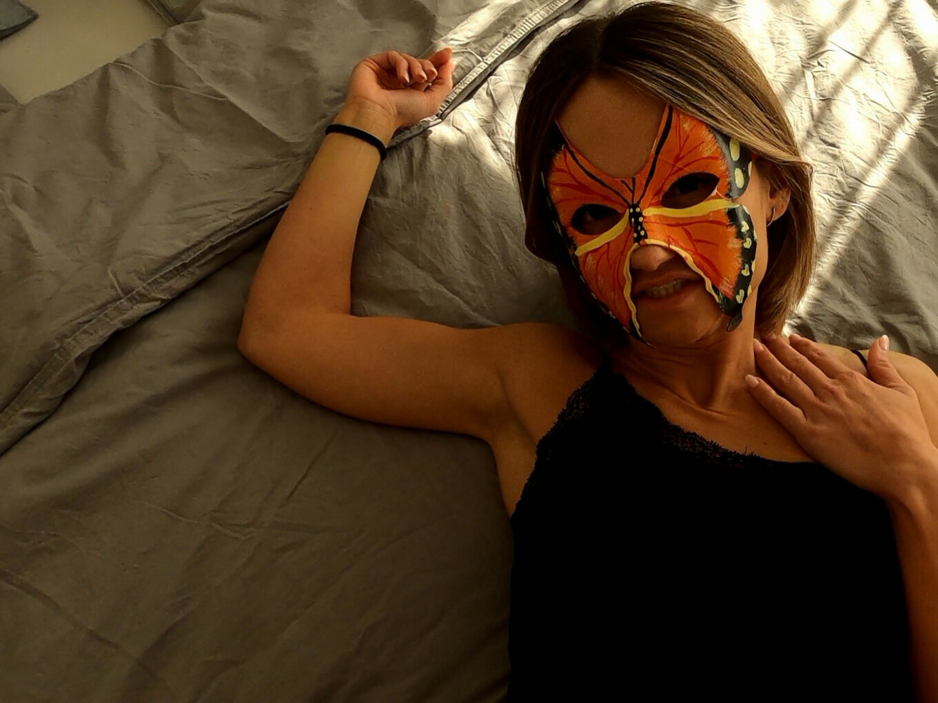 OMG! Mein ERSTER FICK!
Ich weiß, du hast es dir schon die ganze Zeit vorgestellt und gewünscht und jetzt habe ich all meinen Mut zusammen gepackt und habe meinen ersten Fick für dich aufgenommen. OMG, es ist so unwirklich, aber ich habe es einfach getan. Ich hoffe es gefällt dir, denn mir hat es sehr viel Spaß gemacht und kann dir jetzt schon versprechen, da wird noch viel viel mehr kommen ;) Also bist du auch gespannt, was da noch kommt?
#erstesmal #ficken #bumsen