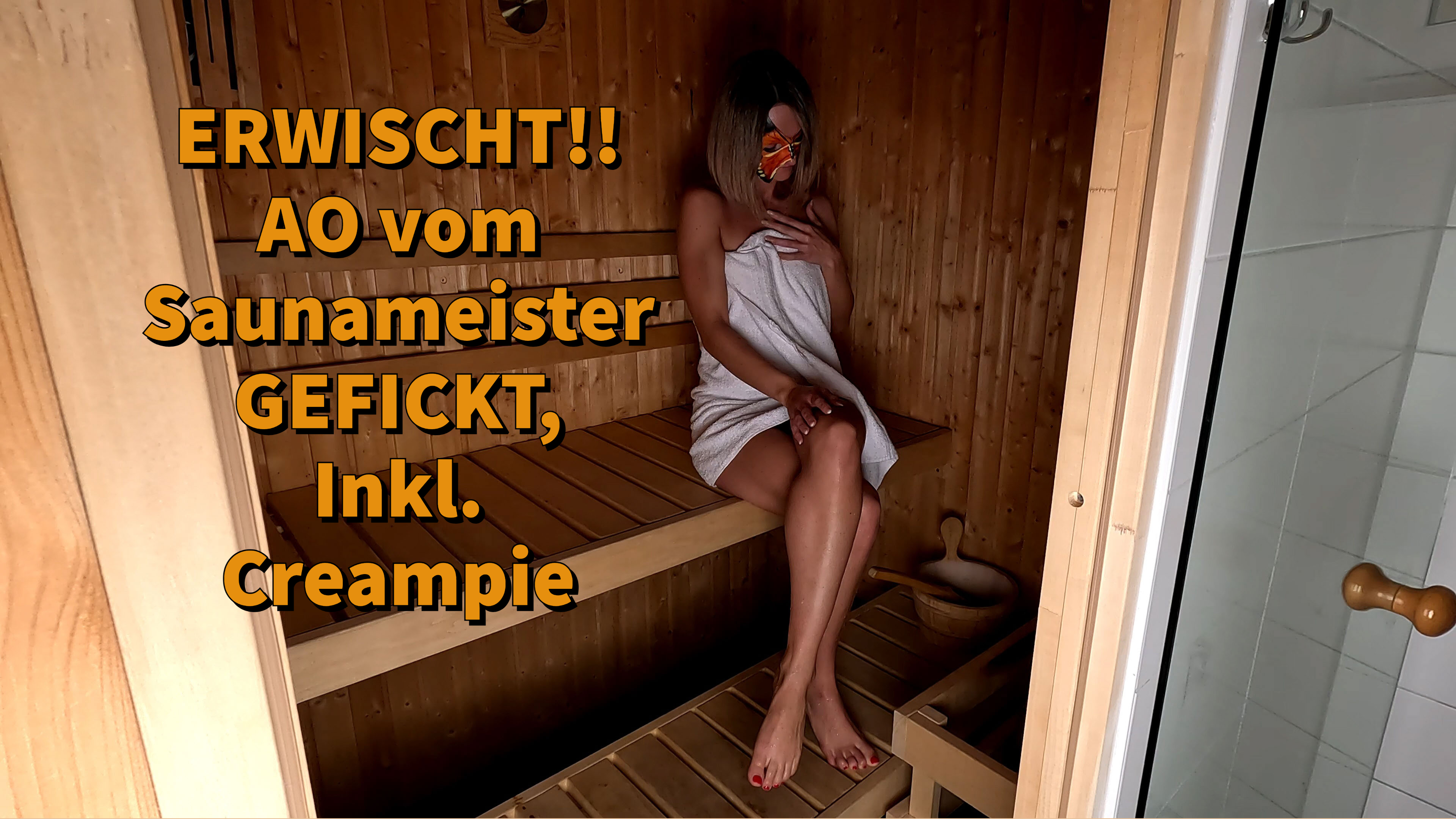 Ich wurde Erwischt!! AO vom Saunameister GEFICKT! Weil ich durch die ganze nackte Haut im Saunabereich extrem geil war, wollte ich den entspannten Wellnesstag eigentlich nur in der kleinen 2 Personen-Sauna ausklingeln lassen, dort ist man fast immer ungestört und kann sich seiner Geilheit hingeben. Als ich gerade angefangen habe meine feuchte Pussy zu streicheln, stand plötzlich der Saunameister in der Tür und hat mich erwischt, anstatt mich rauszuschmeißen konnte ich ihn jedoch überzeugen mal ein Auge zu zudrücken und mich stattdessen ordentlich durch zu FICKEN.
Da natürlich niemand von uns ein Kondom griffbereit hatte, durfte er mich AO FICKEN und seinen ganzen Saft in meine Pussy spritzen!!