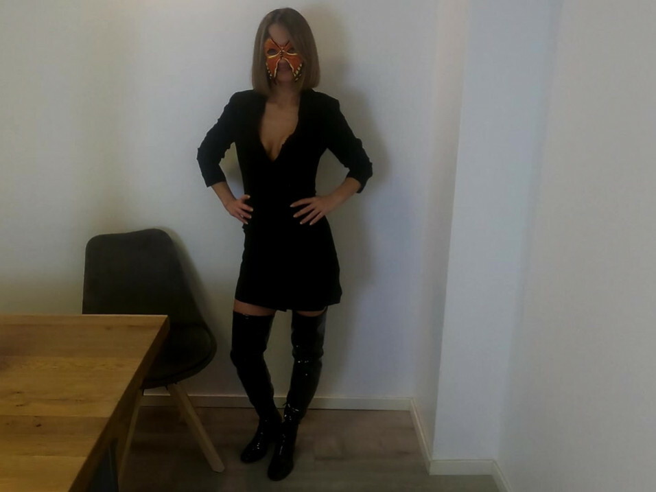 Dieses Wochenende bin ich das erste mal auf einer Sex-Party, dafür habe ich mir extra ein neues Outfit zugelegt.
Bei der Anprobe sah mich mein Stiefbruder und wir stellten schnell fest, das nicht nur mein Outfit steht, sondern auch sein Schwanz!
Natürlich mussten wir das Outfit noch auf seine Tauglichkeit testen, also fickte er mich AO in meine feuchte Pussy und spritzte am Ende alles in mich rein.
Wie gefällt dir mein Outfit?