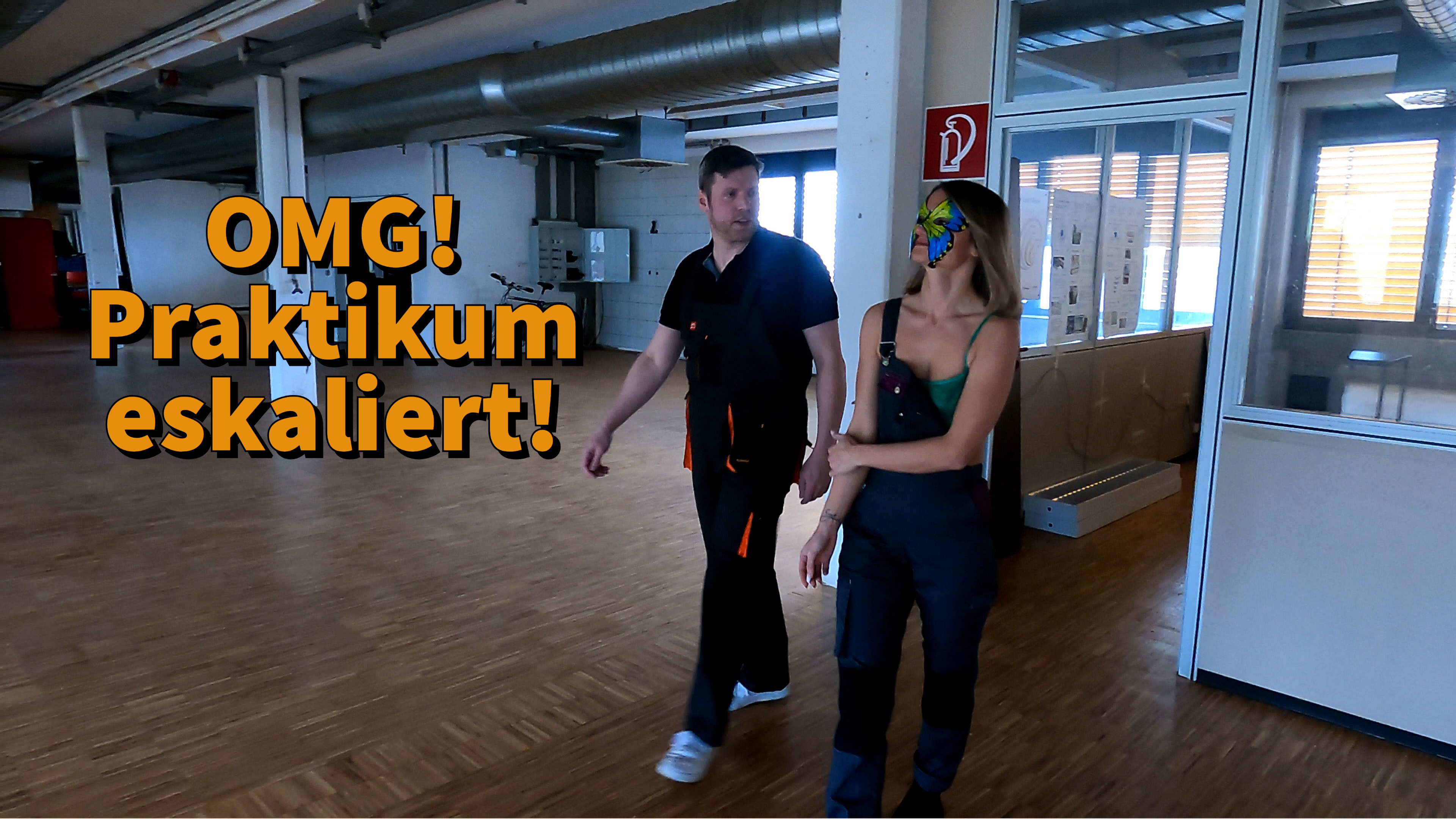 Ich bin bei meinem ersten Praktikumstag in einem Handwerksbetrieb und muss feststellen das ein Teil meiner Arbeitkleidung fehlt! Halb so wild, denn es ist gerade eh nicht viel zu tun, vielleicht bekomme ich meinen Kollegen ja zu einem kurzen Zeitvertreib überredet! Das ist jedoch ganz schön #riskant, denn es könnte jedezeit unser Chef auftauchen und das würde dann vielleicht an meinem ersten Arbeitstag keinen guten Eindruck machen. Würdest du dich auch durch mich, von deiner Arbeit ablenken lassen?