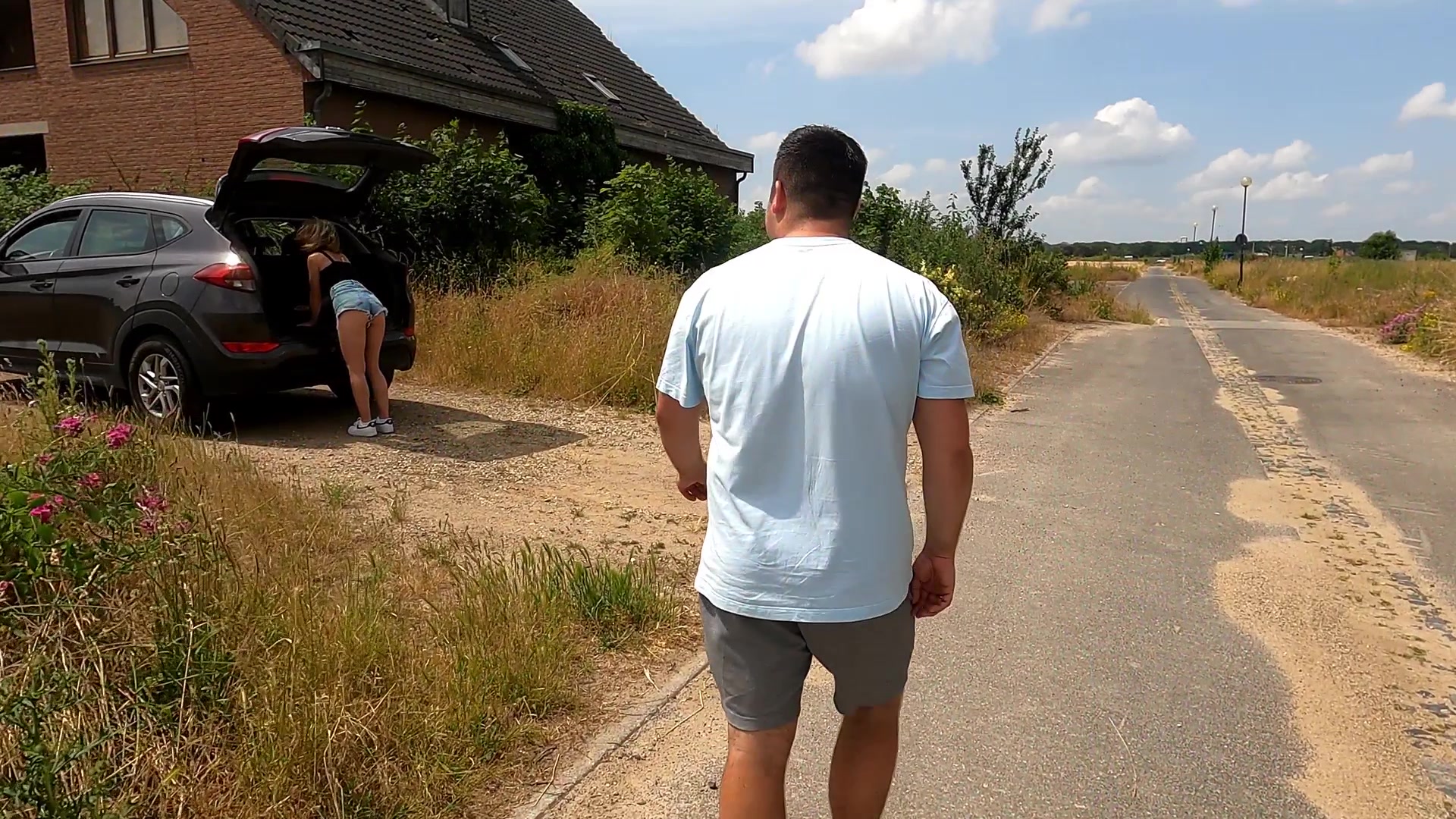 Ich komme gerade vom einkaufen und bin dabei meine Tasche aus dem Kofferaum zu holen, als ein Fußgänger vorbei läuft und sagt, dass bei meiner Hose ja der halbe Arsch raus käme! Ganz schön dreist oder? Da ich gerade aber sowieso total geil bin, lasse ich mir die Chance nicht entgehen, mitten im Wohngebiet #public gefickt zu werden! Wie geil muss man bitte sein, um so eine riesen Ladung Sperma in meine Muschi zu spritzen!?