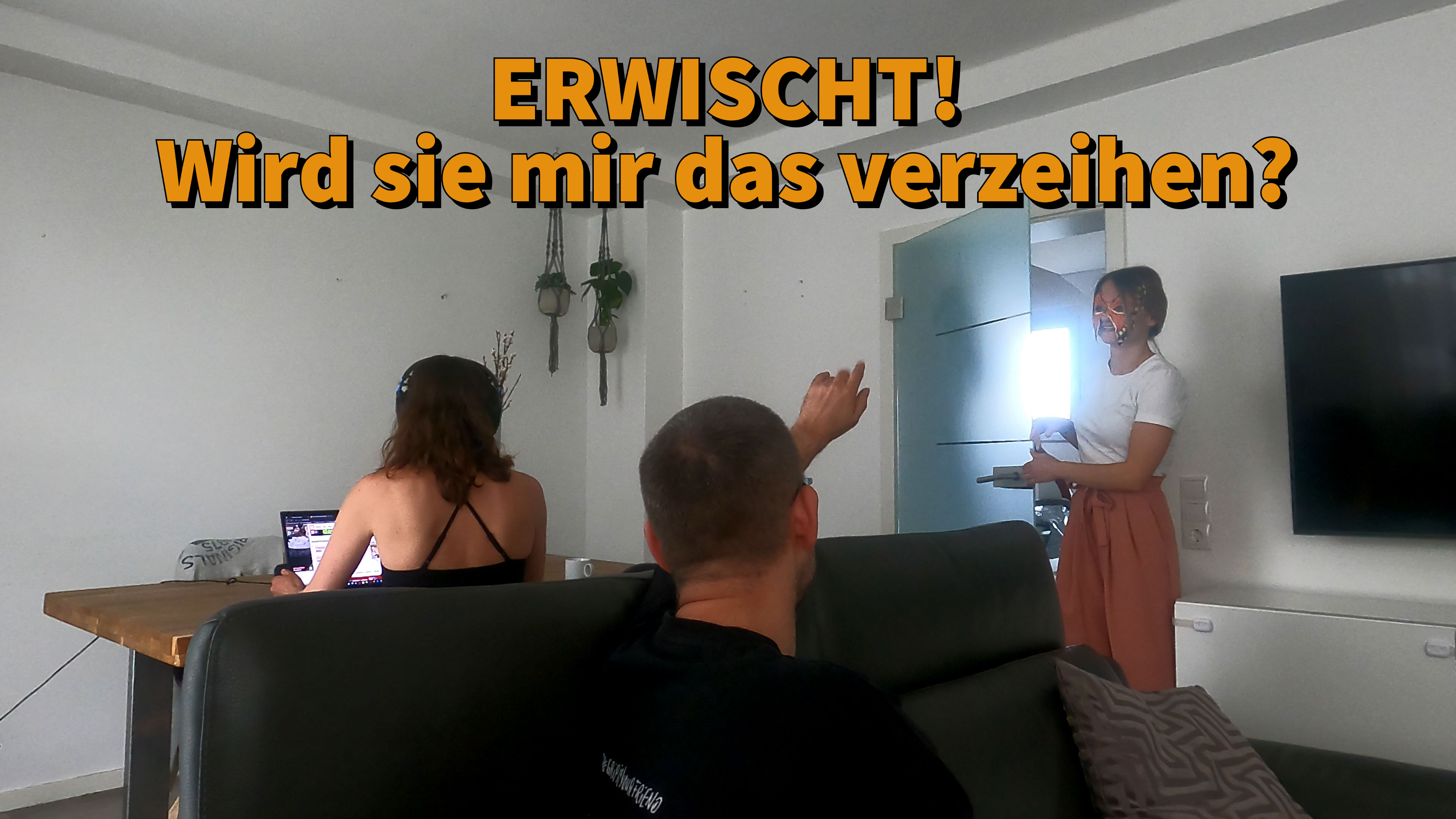 Ich bin bei meiner Freundin eingeladen, doch leider hat sie gar nicht so wirklich Zeit für mich! Gut, das ihr Mann auch Zuhause ist und mich ein wenig bespaßen kann. Als er mir dann noch erzählt, dass sie auch nie Zeit für ihn hat, dachte ich mir wir nutzen die Gelegenheit! Meine Freundin ist zwar im selben Raum, aber hat Kopfhörer auf und ist koplett auf den PC fixiert. Was soll da schon passieren, dachte ich!? Das es so ausgehen wird, habe ich nicht gedacht! Wird sie mir das je verzeihen?