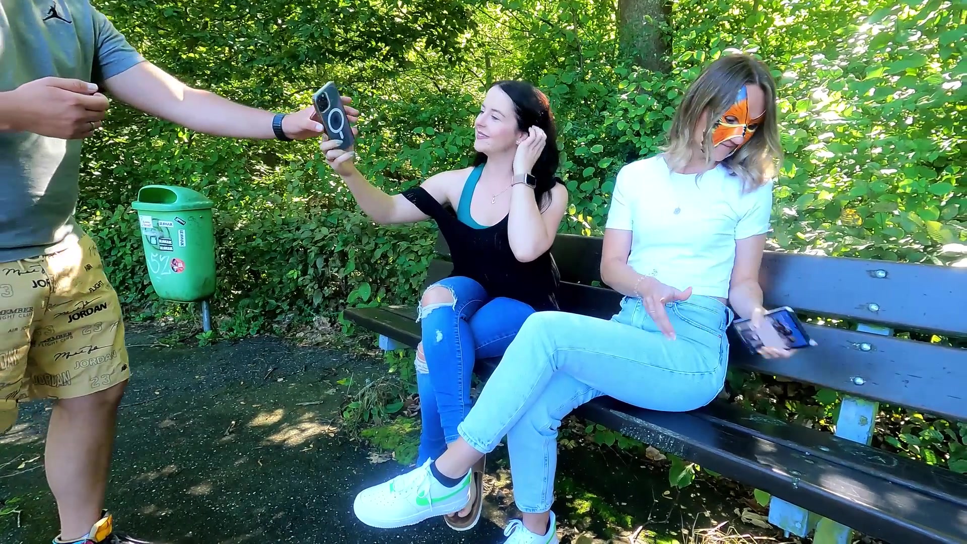 Meine Freundin #EmmaSecret und ich sind in einem Park zum quatschen und Selfies machen verabredet, als plötzlich ein Mann vorbei kommt und uns anbietet ein paar Fotos von uns zu schießen! Ich glaube der Typ führt von Anfang an, was anderes im Schilde! Aber auch Emma und ich haben plötzlich gar keine Lust mehr auf Bilder und wir vergessen alles um uns herum! Auch das wir gerade in einem #öffentlichen Park auf einer Bank sind und nicht in unserem Schlafzimmer!