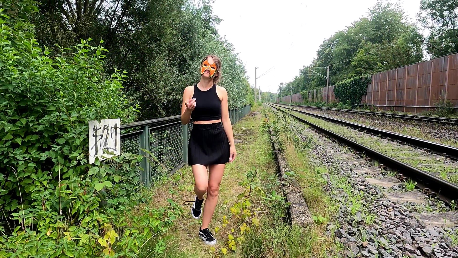 Das ist wirklich Adrenalin Pur, ich bin so aufgeregt aber gleichzeitig auch verdammt geil und in Ficklust! Eine Bahn könnte vorbei fahren oder wir könnten Ärger bekommen weil der ganze Bereich Videoüberwacht wird. Gegenüber ist eine Hauptverkehrsstraße und unter den Bahngleisen ist ein beliebter Fußgänger und Fahrradweg, von dem man freien Blick auf die Bahnüberführung hat! Kennst du dieses Gefühl!? Mich macht diese Angst erwischt zu werden irgendwie immer total geil, es ist wie ein Adrenalinkick, der meine Muschi verdammt feucht werden lässt!