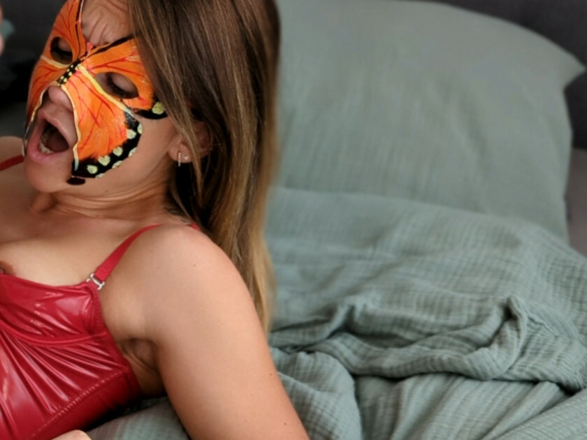 Vor ein paar Wochen, wusste ich noch nicht so recht, was ich davon halten soll in den Arsch gefickt zu werden! Ich dachte ich würde dabei nie einen Orgasmus haben! Dieser Fick überzeugt mich allerdings vom Gegenteil, denn so extrem und intensiv bin ich vorher noch nie gekommen! Hätte ich das Mal vorher gewusst, dann hätte ich mich schon viel früher in den Arsch ficken lassen! Stehst du auch so auf Analsex?