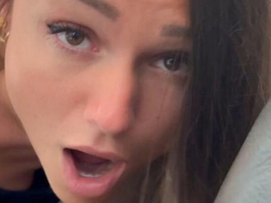 Wenn ich gefickt werden möchte, dann weiß ich genau wie ich einen Mann rum bekomme. In einem kurzen Minirock und mit Plug im Arsch kann #MickShagger mir nicht widerstehen! Ich liebe es wie er mir seinen riesen Schwanz tief in die Kehle schiebt und mich in allen möglichen Stellungen durchfickt! Aber vor seinem XXL- Schwanz in meinem Arsch habe ich noch ein bisschen Angst! Doch ich möchte es unbedingt ausprobieren und tausche einfach den Plug gegen seinen Schwanz aus! Ob ich das bereuen werde?