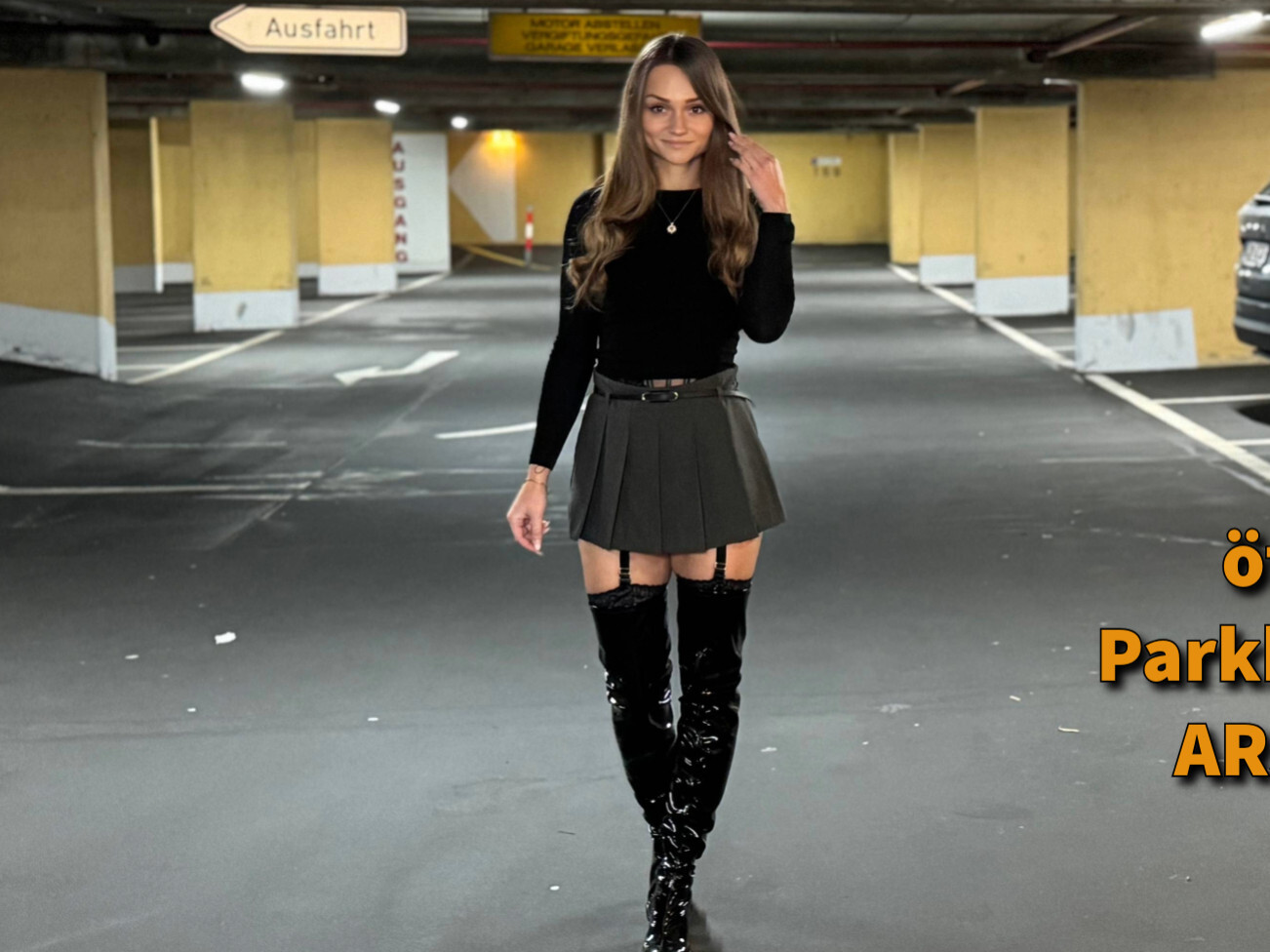 Eigentlich bin ich gerade auf dem Weg zu meiner Verabredung von heute Abend. Auf dem Weg zum Auto treffe ich unerwartet einen alten Schulfreund in der Tiefgarage wieder. Er zögert nicht lange und küsst mich einfach und dann fickt er mich mitten im Parkhaus auf der Motorhaube eines Autos in meinen engen Arsch! Wie erkläre ich meinem Date, weshalb ich zu spät bin und warum mein arschloch gekomplett aufgdehnt ist?