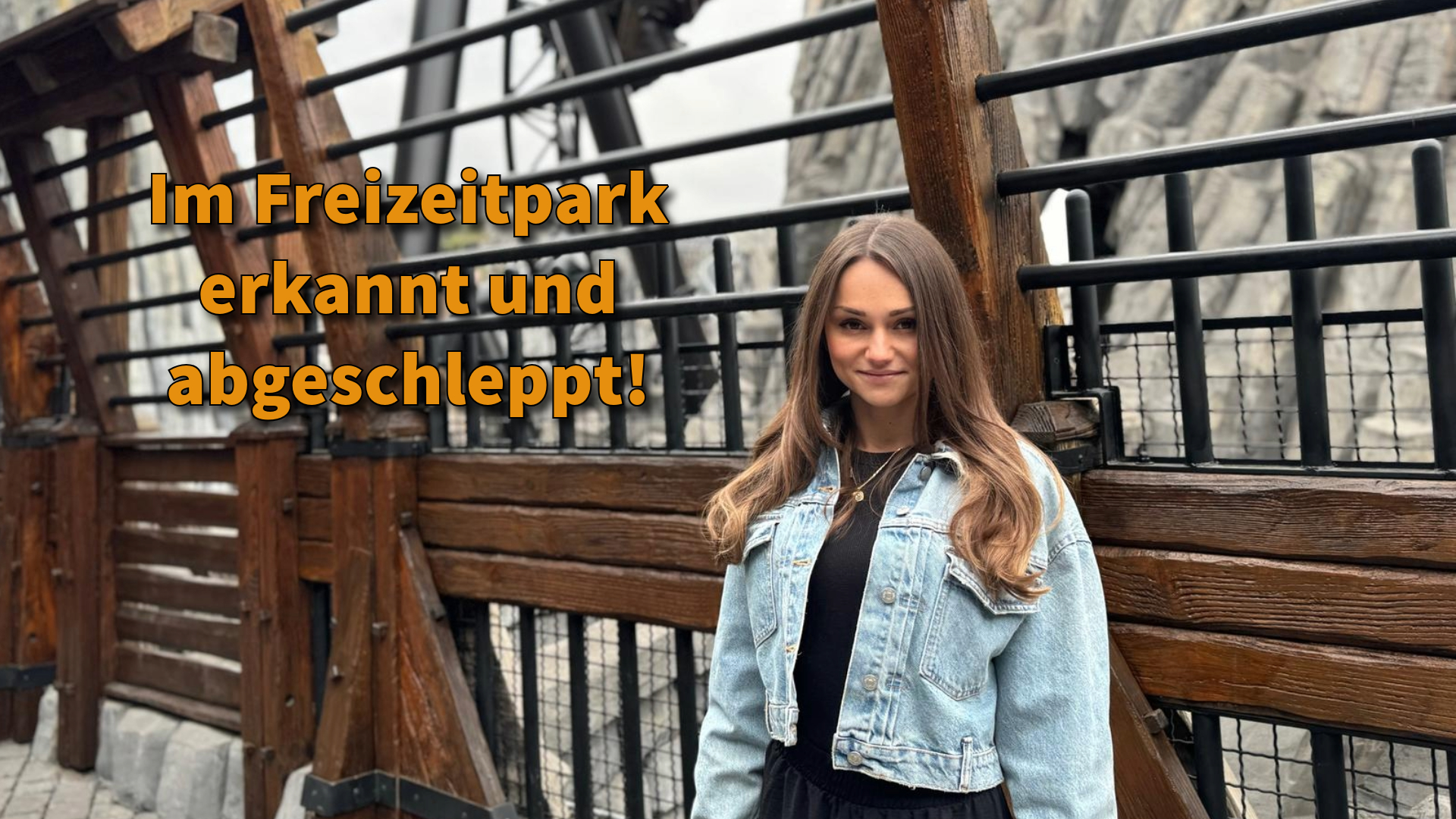 Ich bin mit Freunden in einem Freizeitpark, als mich plötzlich ein fremder erkennt und fragt, ob ich nicht Lust auf einen geilen Fick habe. Ich hatte heute zwar schon mehr als einen Adrenalinkick, aber es geht doch nichts über einen super heißen AO Fick mit einer XXL Portion Wichse für meine Muschi.