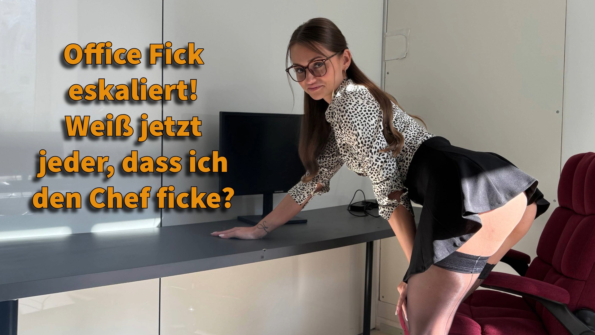 Office Fick eskaliert! Weiß jetzt jeder, dass ich den Chef ficke? Ich liebe es, meinen Chef in in meinen kurzen Röcken und den halterlosen Strümpfen zu verführen! Ich werde ihm beweisen, dass ich seine beste Mitarbeiterin bin und dafür lasse ich mich ohne Gummi in allen möglichen Stellungen in seinem Office ficken! Wir sind beide so heiß aufeinander und bemerken dabei nicht einmal, dass wir die ganze Zeit beobachtet werden! Bald weiß die ganze Firma, ich bin seine kleine Büroschlampe!