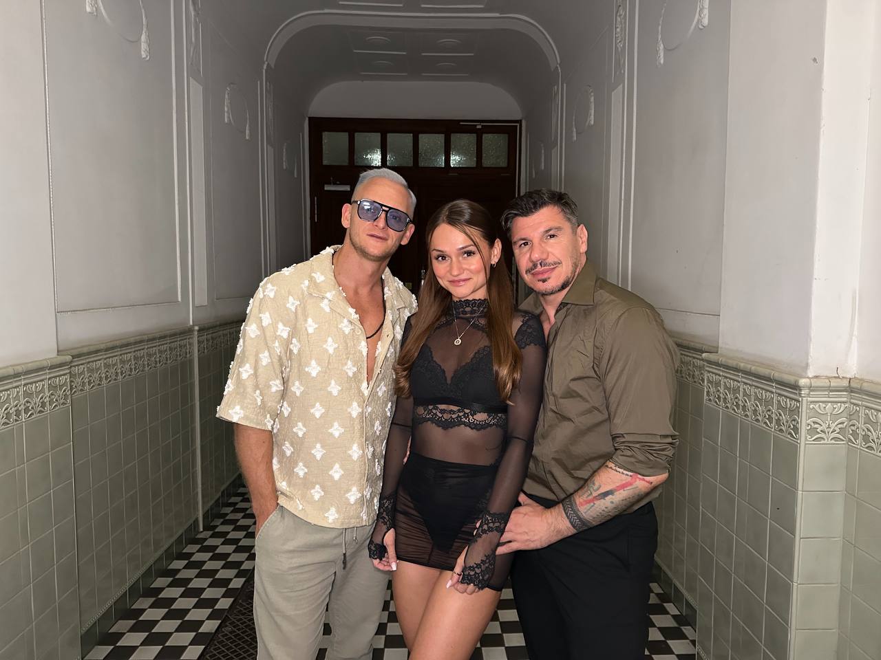 Ich liebe es zu feiern aber noch lieber lasse ich mich richtig hart durchficken. Deswegen habe ich heute direkt zwei Typen abgeschleppt und mich doppelt ficken lassen und das auch noch mit zwei Schwänzen gleichzeitig in meiner Pussy!