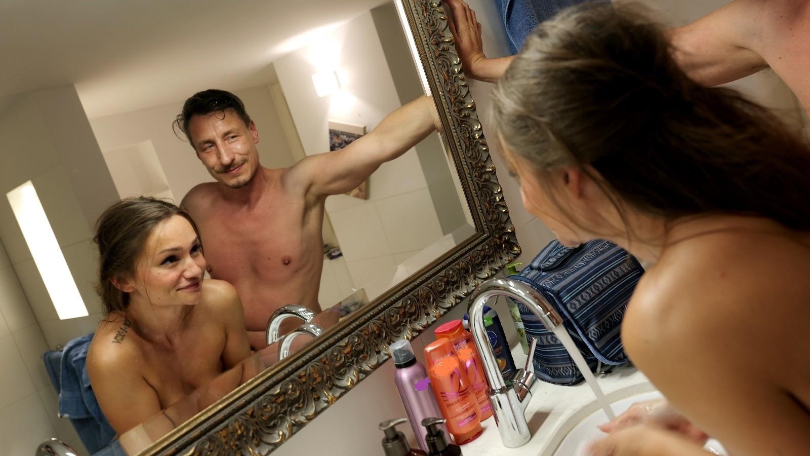 Skandal!? Bin ich jetzt schwanger von Jason Steel? Ich bin gerade in Berlin und habe mich mit Jason verabredet! Ausgerechnet jetzt habe ich meinen Eisprung und sollte eigentlich auf Sex verzichten oder wenigstens ein Kondom benutzen. Natürlich hat Jason auch keine Kondome dabei aber wenn er mir einfach ins Gesicht spritzt wird schon alles gut gehen oder? Schwanger von Jason Steel, das wäre ein Skandal!