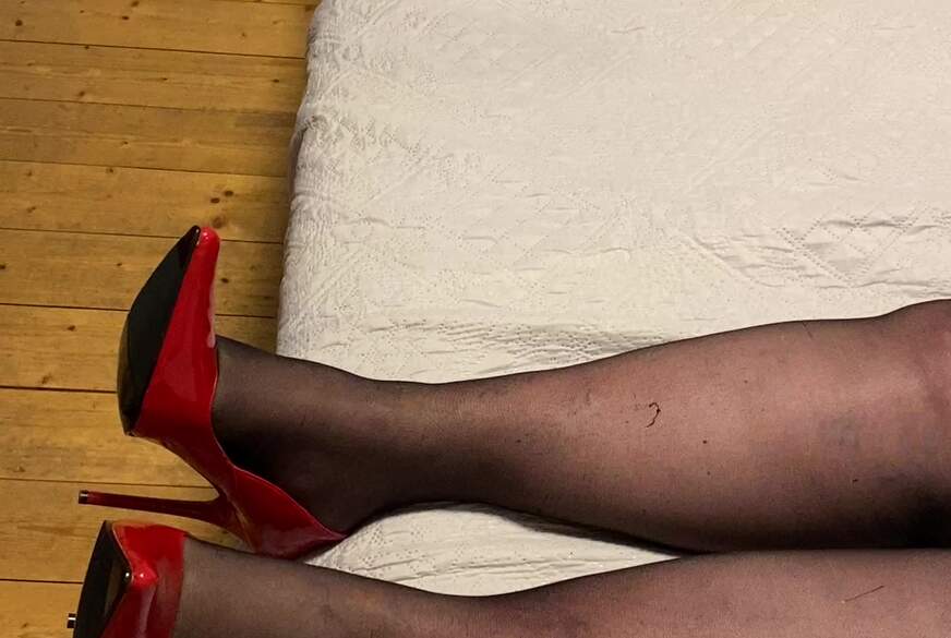 Meine Roten Highheels werden g*****t von BigHeelsQueen