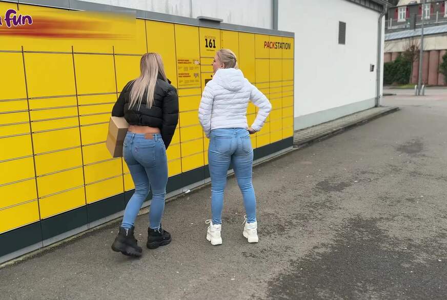 Lady-Tamara: JEANSp**s Fetisch - Vor Packstation EINg*****t