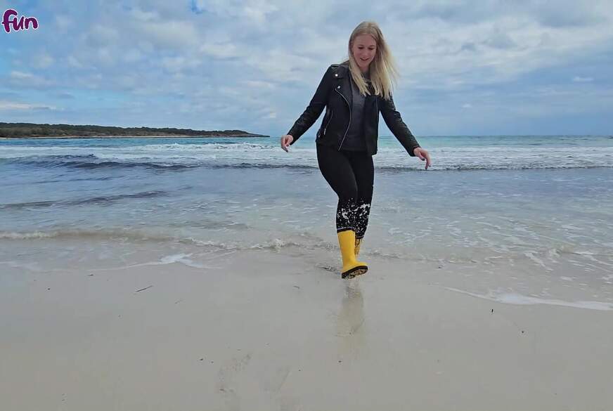 PVC FETISCH - Mit Gummistiefeln im Meer von Lady-Tamara pic1