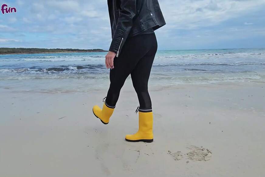 PVC FETISCH - Mit Gummistiefeln im Meer von Lady-Tamara pic2