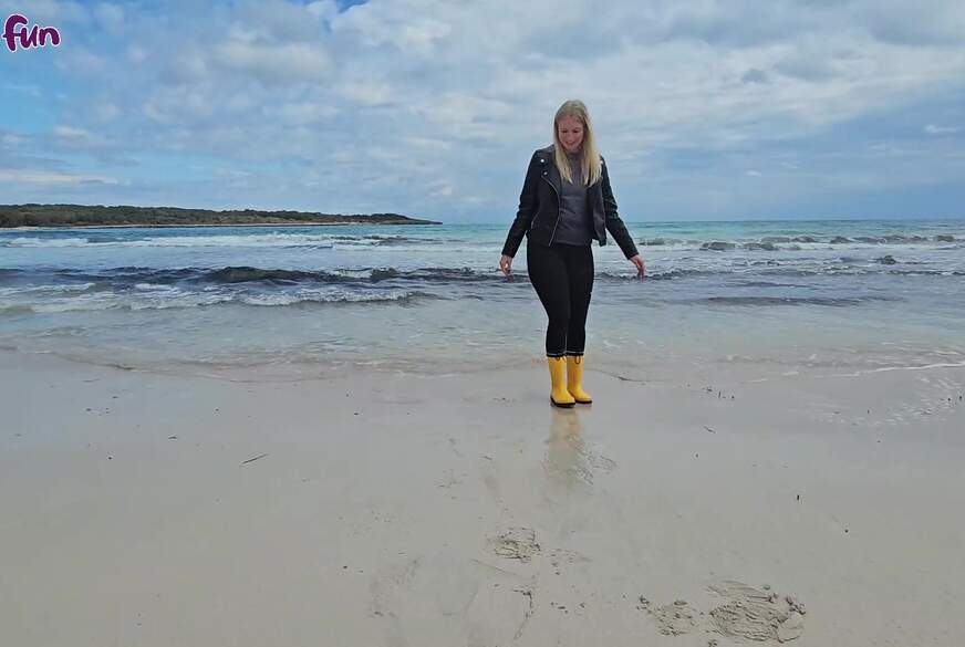 PVC FETISCH - Mit Gummistiefeln im Meer von Lady-Tamara pic3