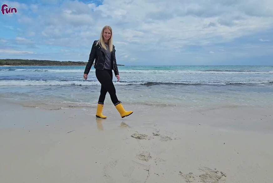 PVC FETISCH - Mit Gummistiefeln im Meer von Lady-Tamara pic4