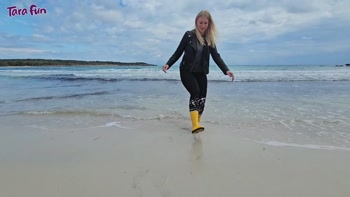 PVC FETISCH - Mit Gummistiefeln im Meer