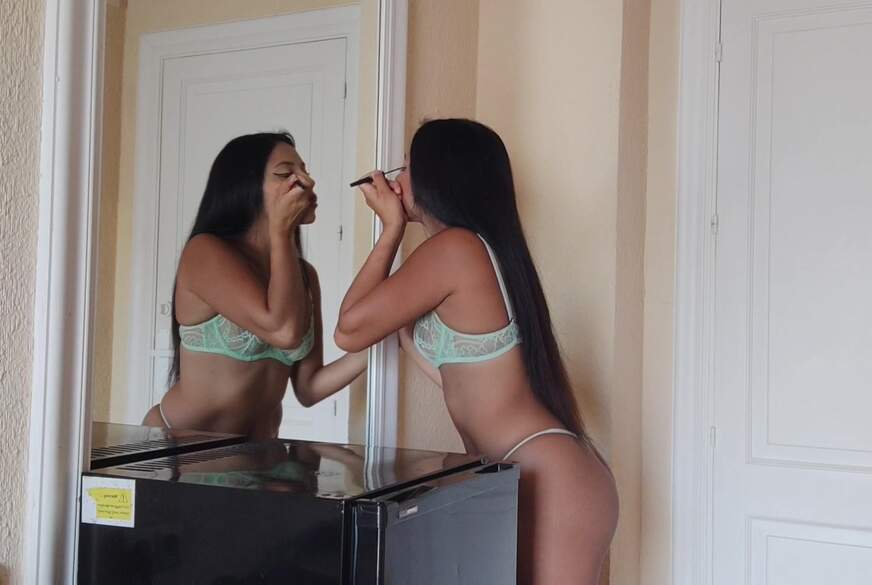 Nackte brünette Latina zeigt ihre M****i von NaughtyPocahontas
