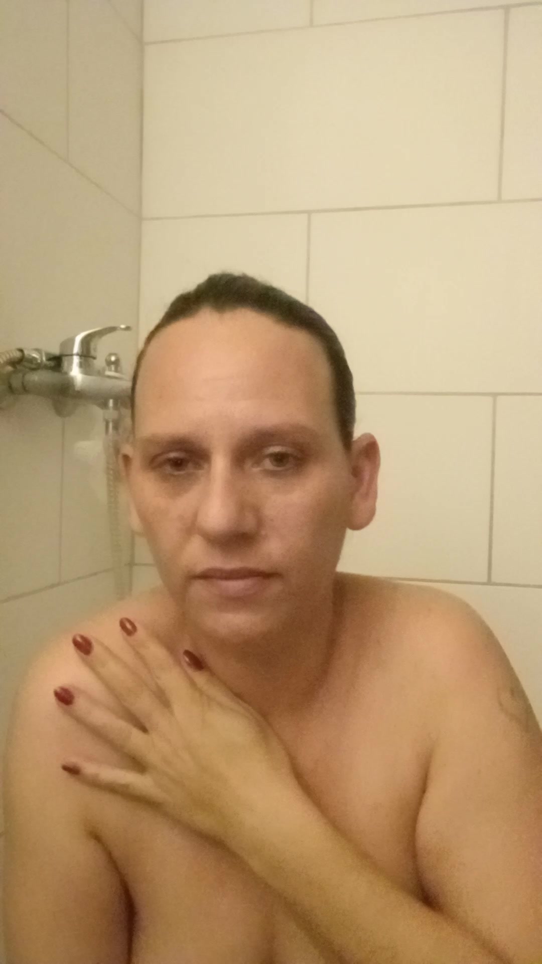 Hier kannst du sehen wie ich meinen Körper geil Wasche und schön meine heiße und geile Pussy ficke mit meinem Lieblins dildo bis zum höhe Punkt..