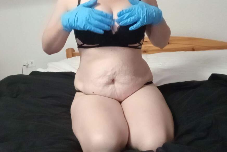 Sexylady7: M****i mit Einweg- Handschuhe g*****t