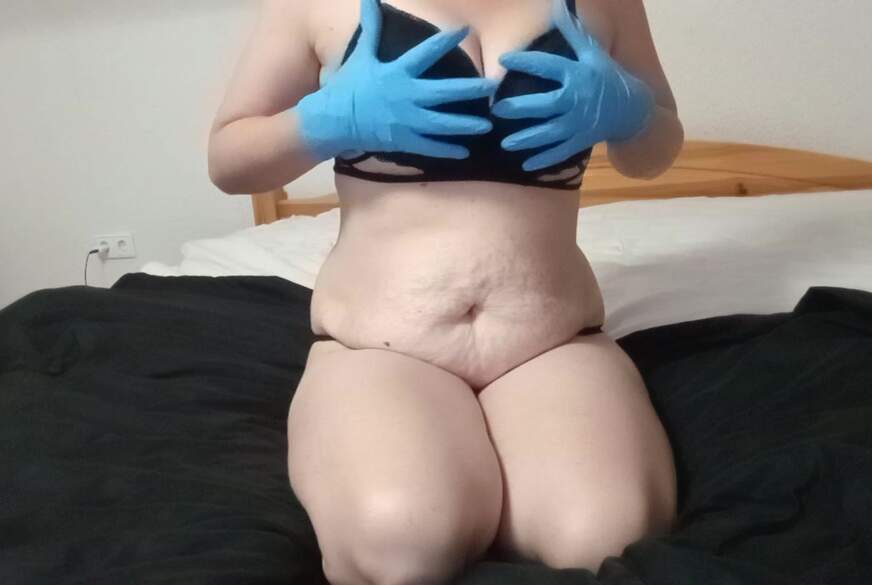 Sexylady7: M****i mit Einweg- Handschuhe g*****t
