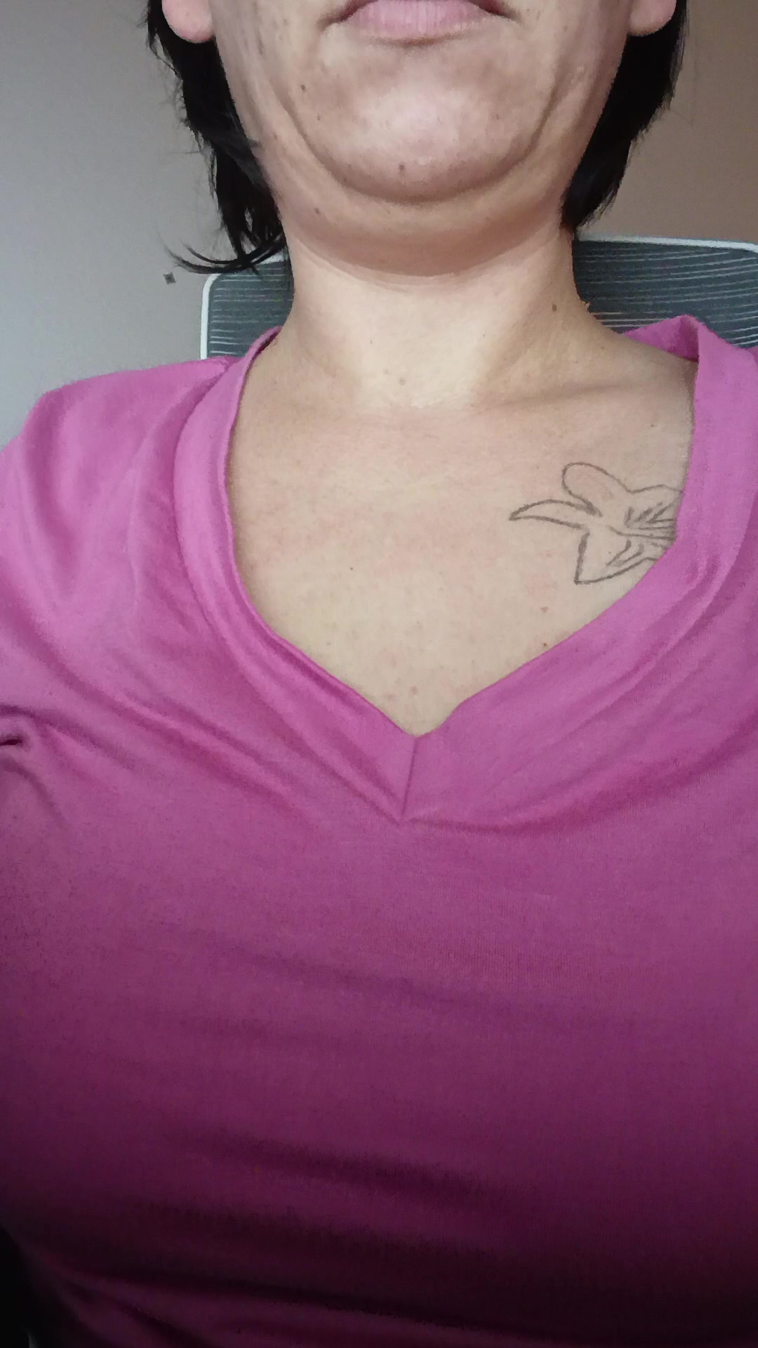 Packe für dich meine großen 85D Titten aus und Spiele damit, leg dein Schwanz zwischen meine großen Titten und ich lecke an deiner Eichel Baby....