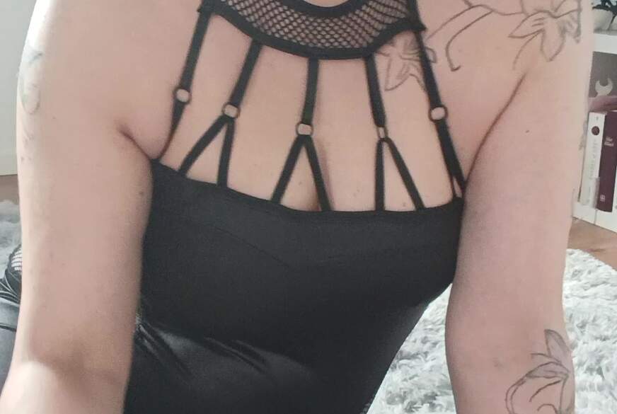 Schön mein neuer Teppich im Wohnzimmer eingeweiht und es mir geil Besorgt von Sexylady7