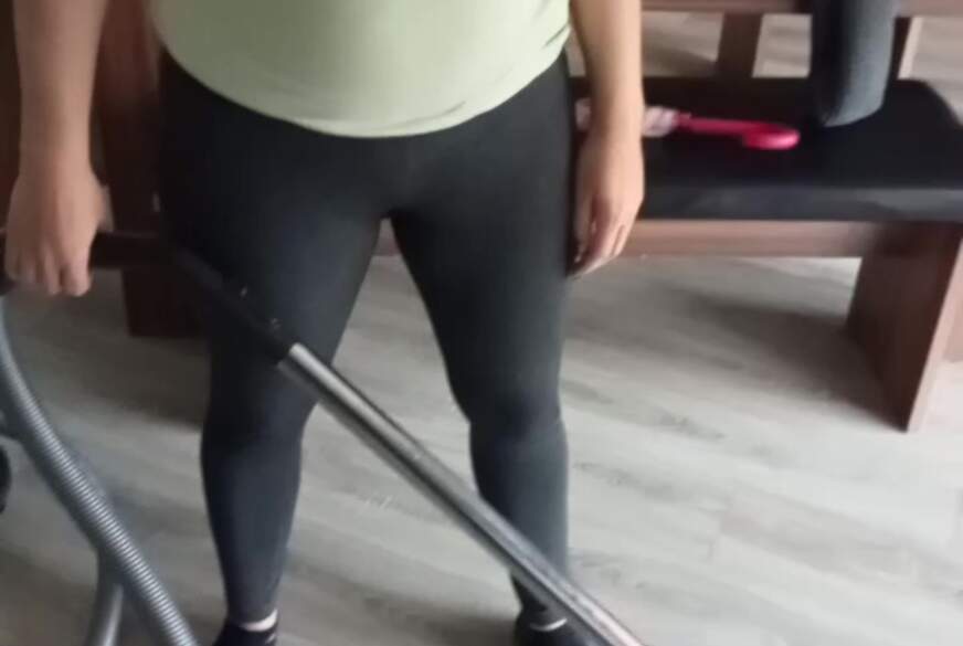 Sexylady7: Ups... Ein kleines Missgeschick beim Staubs****n