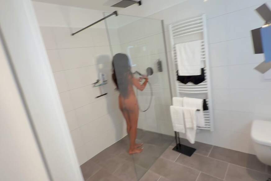 Die Dusche wird zur F**kkabine - er s*****t mir alles in die F***e!! von NikiMay