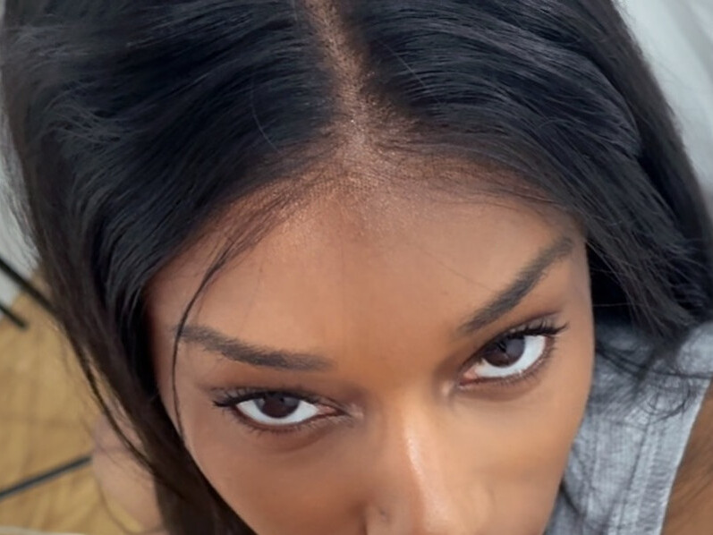 Ich reite seinen geilen, jungen Schwanz, viel zu wild, viel zu gierig! Er hat mich herausgefordert! Er genießt meine enge süße Muschi in vollen Zügen. Dafür, dass er noch nicht so oft gefickt hat…. hat er es lange ausgehalten. zur Belohnung durfte er mich heiß vollspritzen!! Wo hättest du am Liebsten hin gewichst?!