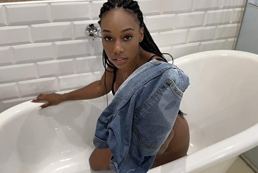 Badewanne-P**s-f**k bis zum Titten-Urinschauer! von Nicki-Jenna