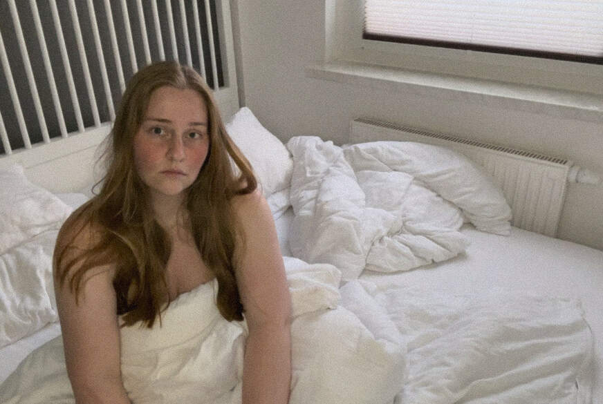 Elana-Devot: ICH BERÜHRE MICH VOR DER KAMERA