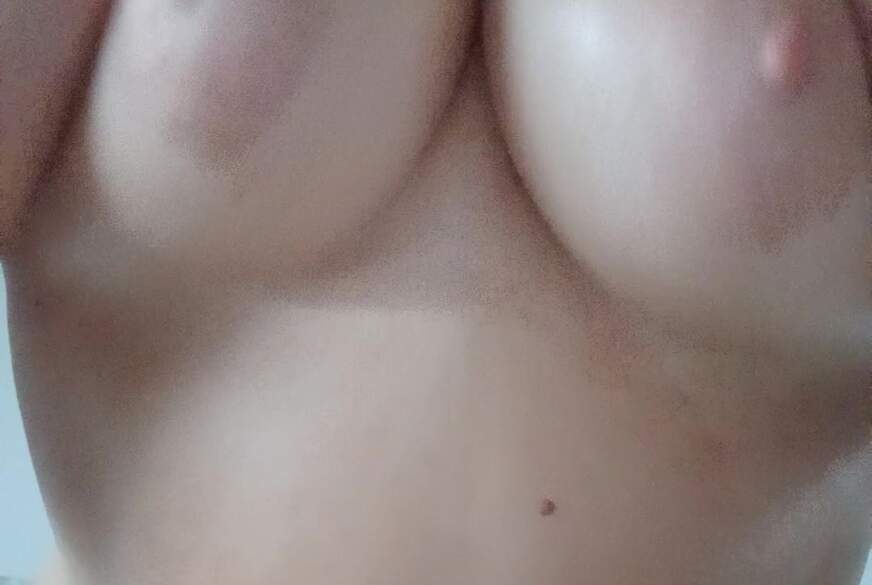 ChubbysSecret: Ich öle meine Boobies ein