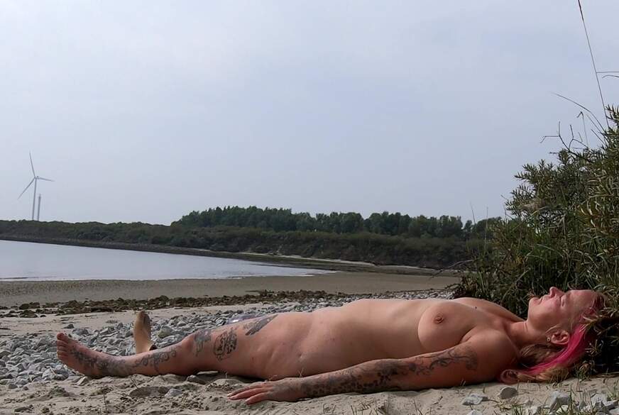 a*******t am Strand von Sexy-Amputeegirl