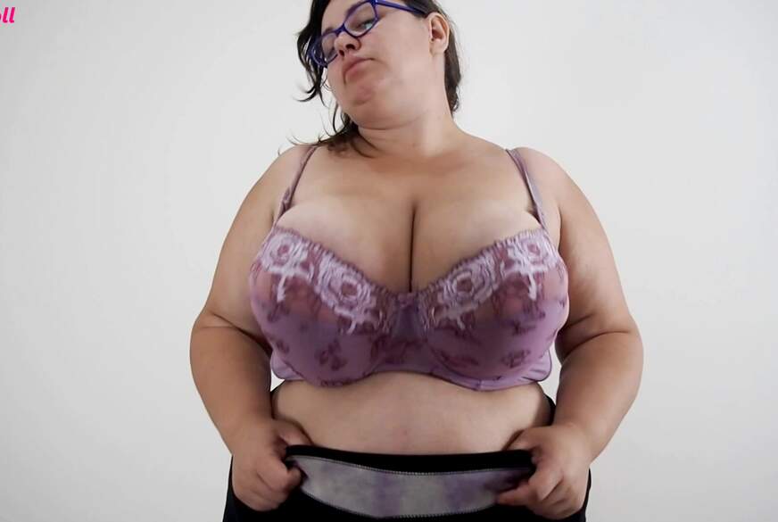 NinaDoll: Hüpfen Sie RIESIGE Titten aus 2 ENGEN BHs