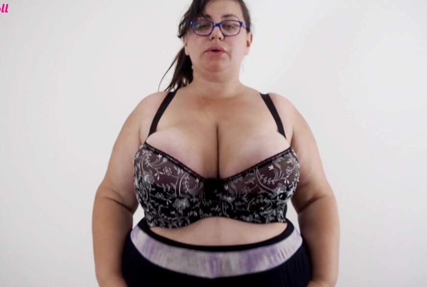 NinaDoll: Hüpfen Sie RIESIGE Titten aus 2 ENGEN BHs