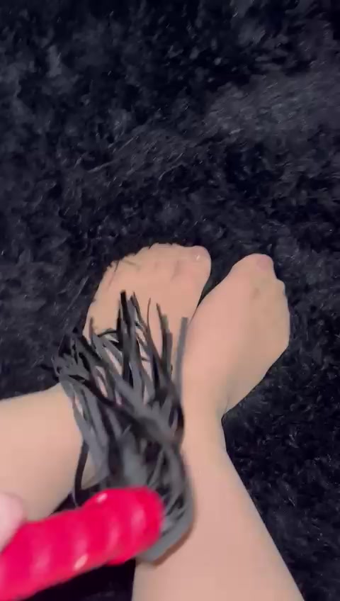 wer auf süße steht wird es lieben ...
meine sexy Füße in Nylon Strümpfen wie ich sie auspeitsche