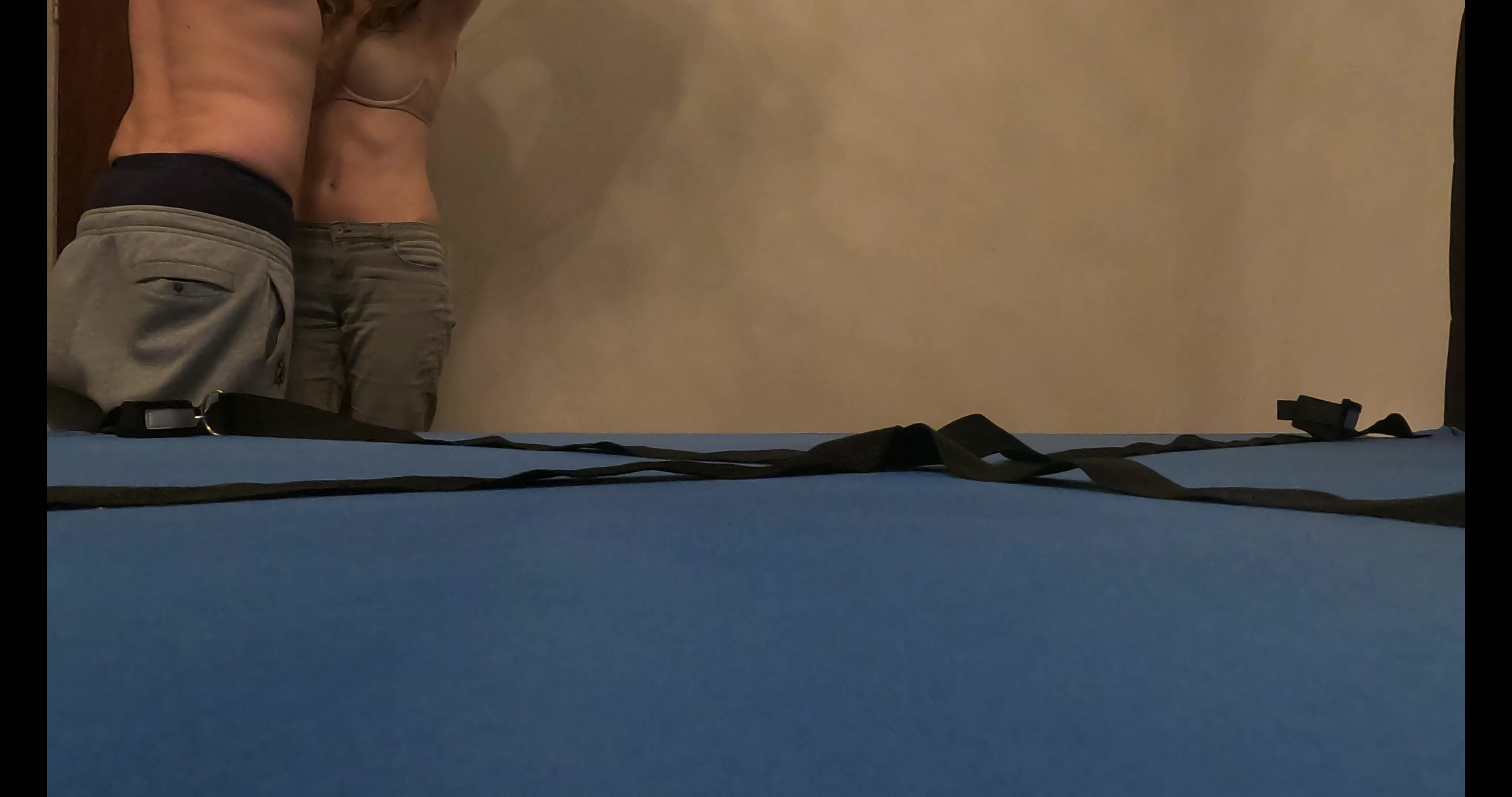 Ich habe es nun getan.
Ich habe mich das erste mal beim Sex gefilmt!
Und dann war es auch noch so ein geiler fick!
Sogar mit fesseln und leichtem BDSM.

Zu beginn war ich gefesselt und musste den Schwanz blasen.
Später wurde ich dabei noch mit einem extrem starken Vibrator stimuliert.
Als er mich dann nehmen wollte, wurde ich auf dem Bett gefesselt und hart gefickt!