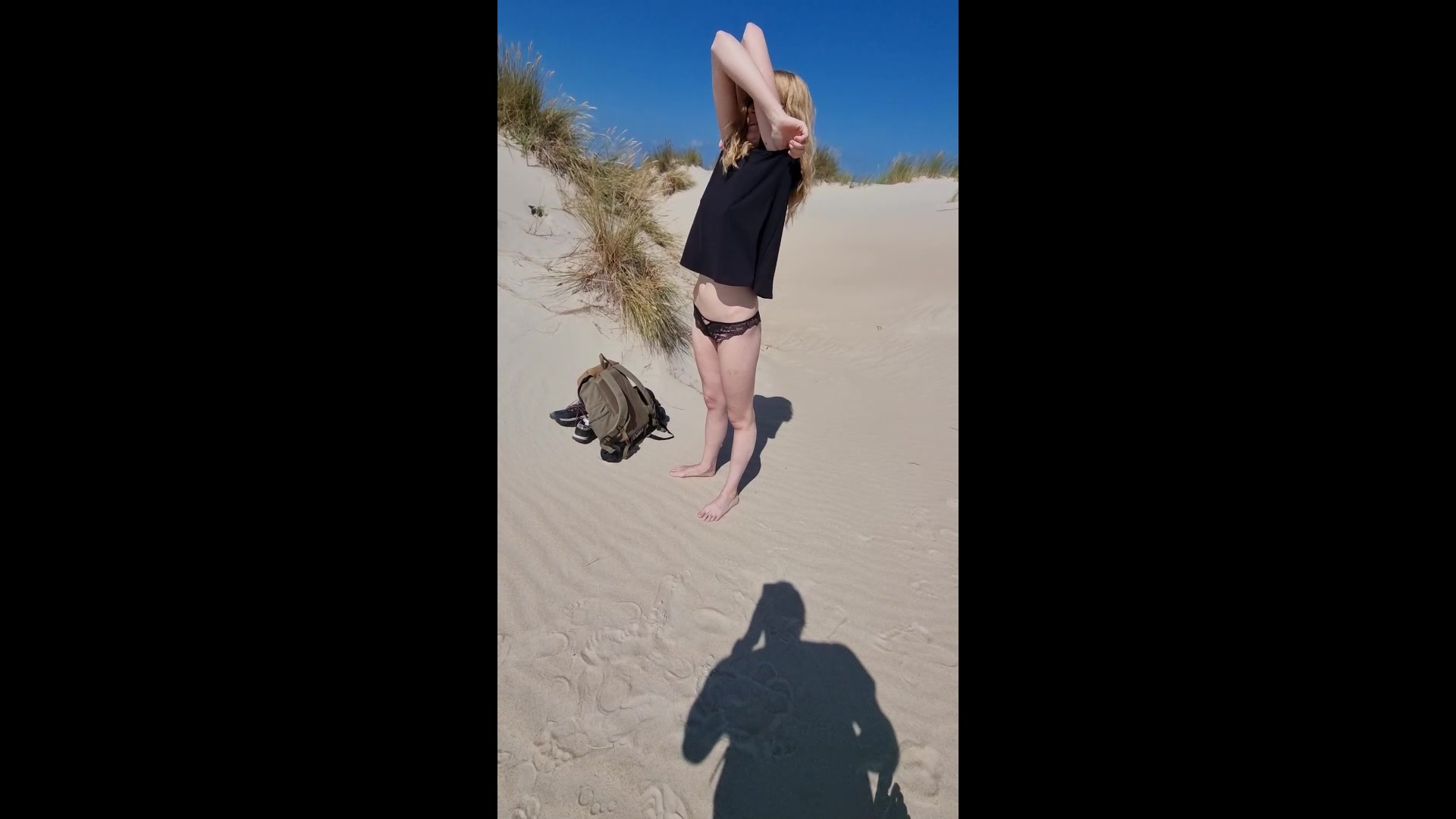 Gibt es etwas geileres, als an einem schönen Sommertag in den Dünen auf Norderney gefickt zu werden?
 Ich denke nicht.
So kam es ganz spontan zu einem Public Fick mitten auf dem Strand.
 Vor Geilheit habe ich aber leider die Kamera manchmal nicht mehr richtig gehalten. Dafür hört ihr einen wunderschönen Orgasmus.