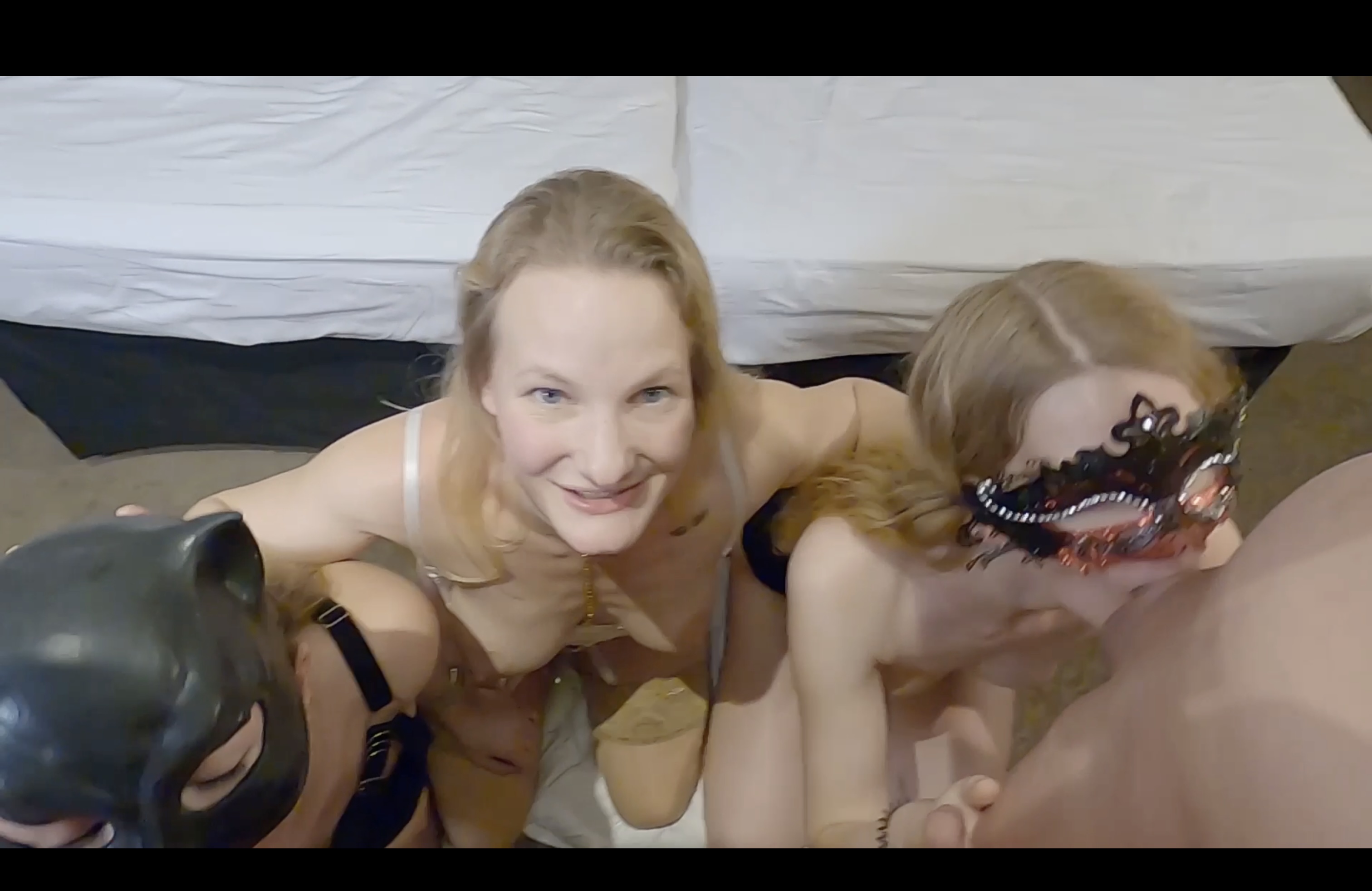 Im 2. Teil wird Wet-Wonders Sklave auf den Boden geschickt. Und wir drei Ladys sorgen nun dafür, dass wir die Sahne aus den Eiern der anderen Schwänze holen um dem Sklaven eine passende Ladung in den Mund zu spucken.