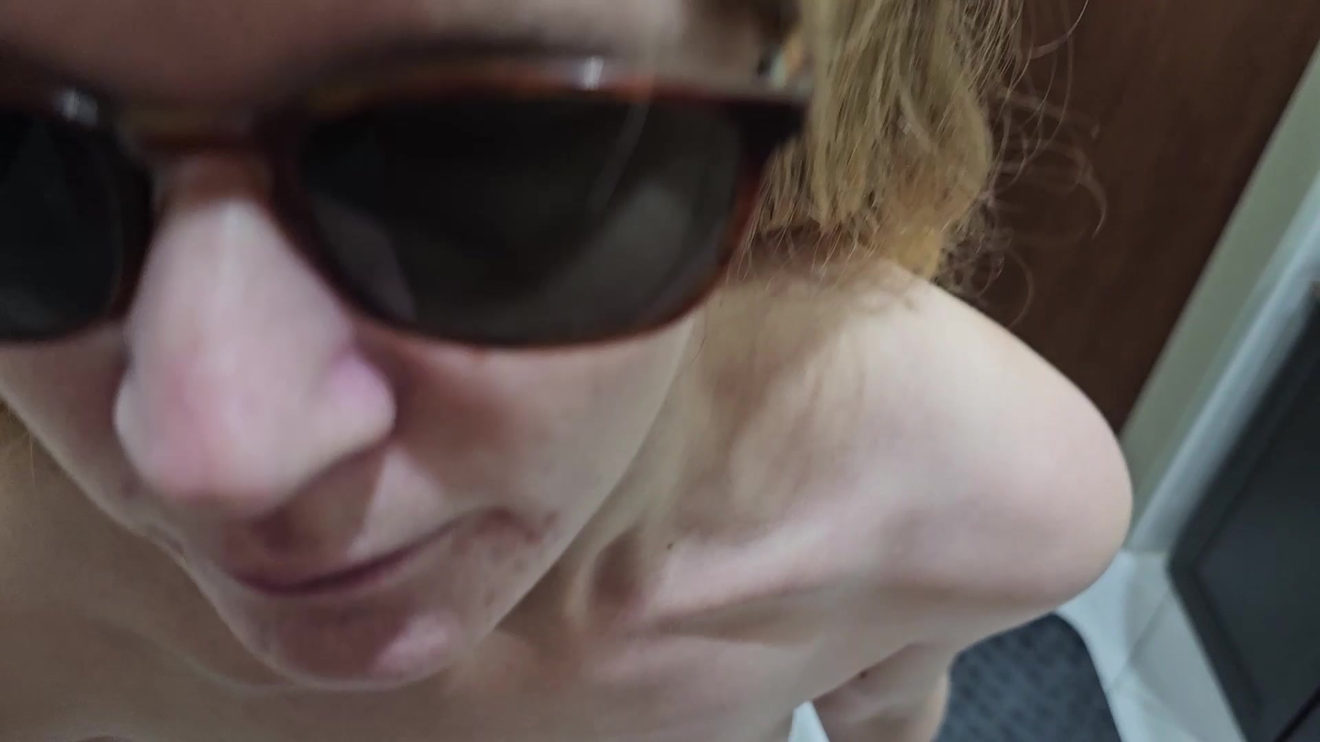 Jetzt geht es aber los! Ich komme nach Hause und muss extrem dringend pinkeln. Da werde ich einfach geschnappt und mein bitten, dass ich vor dem Sex auf Klo muss wird einfach ignoriert. Der Sex ist dadurch so geil und intensiv wie nie zuvor! Mittendrin kann ich es einfach nicht mehr halten und lasse es laufen, während ich Doggy gefickt werde. Gott war das geil!! Am Ende wurde mir die ganze Ladung so richtig geil ins Gesicht gespritzt!