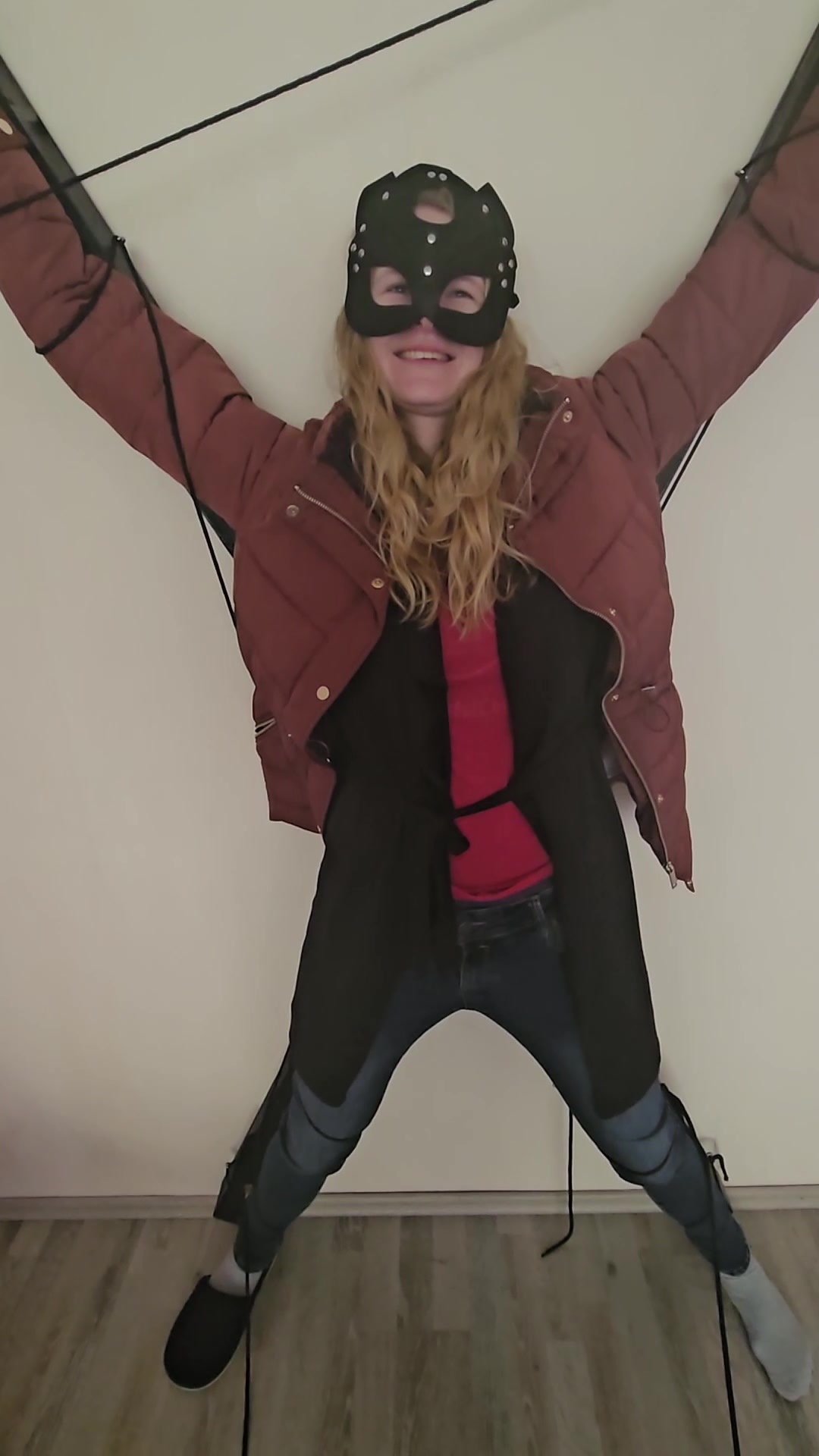 Ich habe endlich mein lang ersehntes Andreas Kreuz erhalten.
 Als ich nach meiner Arbeit kam, wurde ich direkt daran gefesselt und das obwohl ich dringend pissen musste. 
 Ich wurde gekitzelt und gequält, bis ich nicht mehr einhalten konnte und meine ganze Jeans vollgepisst habe.
 Anschließend bekam ich noch einen Facial und das obwohl ich mit den Sachen zu einem Termin musste.