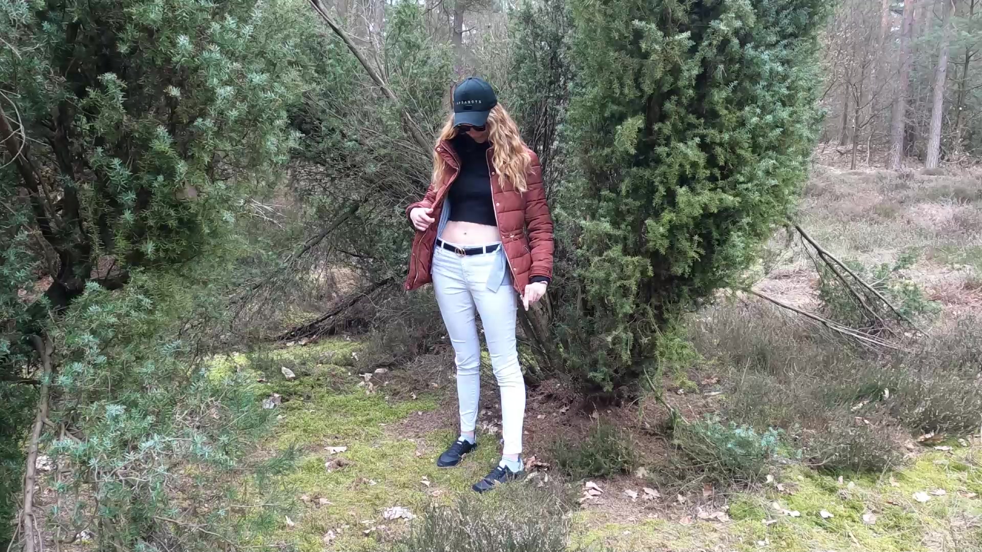 Da geht man im Wald spazieren und wird plötzlich geil .
Da bleibt einem dann ja nichts anderes übrig als einfach zu ficken.
Ich wurde schön doggy gefickt und danach bekam meine maulfotze eine ordentlich Spermaladung.