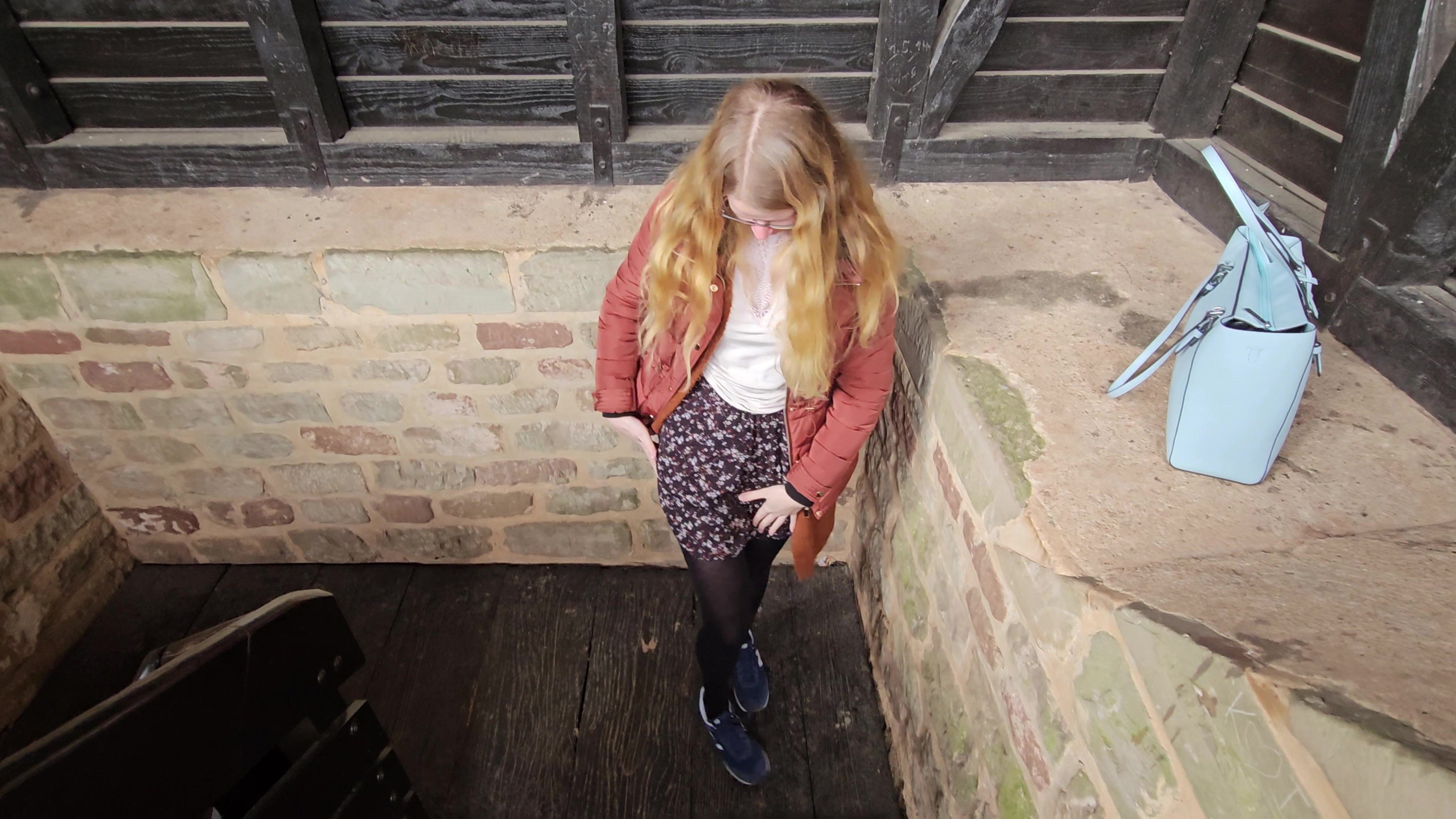 Kaum beginnt das gute Wetter, lasse ich mich natürlich direkt wieder Outdoorficken. Und das natürlich an schönen und riskanten Orten, wie dieser Burgruine. ?Meine Pussy hatte es auch nötig! Und so wurde sie auch mit einer richtig fetten Ladung schön vollgepumpt, nachdem ich mich hart Doggy nehmen lassen habe! Das war geil! Ich zeige dir auch, wie die riesen Sperma Ladung aus meiner Fotze läuft und auf den Boden tropft!