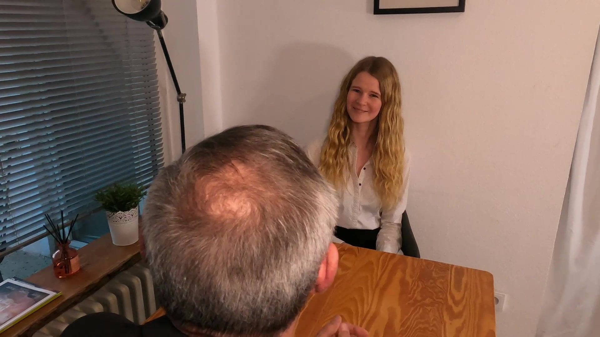 Mein Chef hat herausgefunden, dass ich Pornos drehe. Nun wurde ich zu einem Gespräch bei ihm zu Hause eingeladen. Was mich da wohl erwartet??Ich habe mir mein schickes Business Outfit angezogen. Ich bin sehr gespannt, was mich erwartet….
…. Eins kann ich dir schon mal verraten. Ich wurde an dem Abend richtig geil und hart durchgefickt!