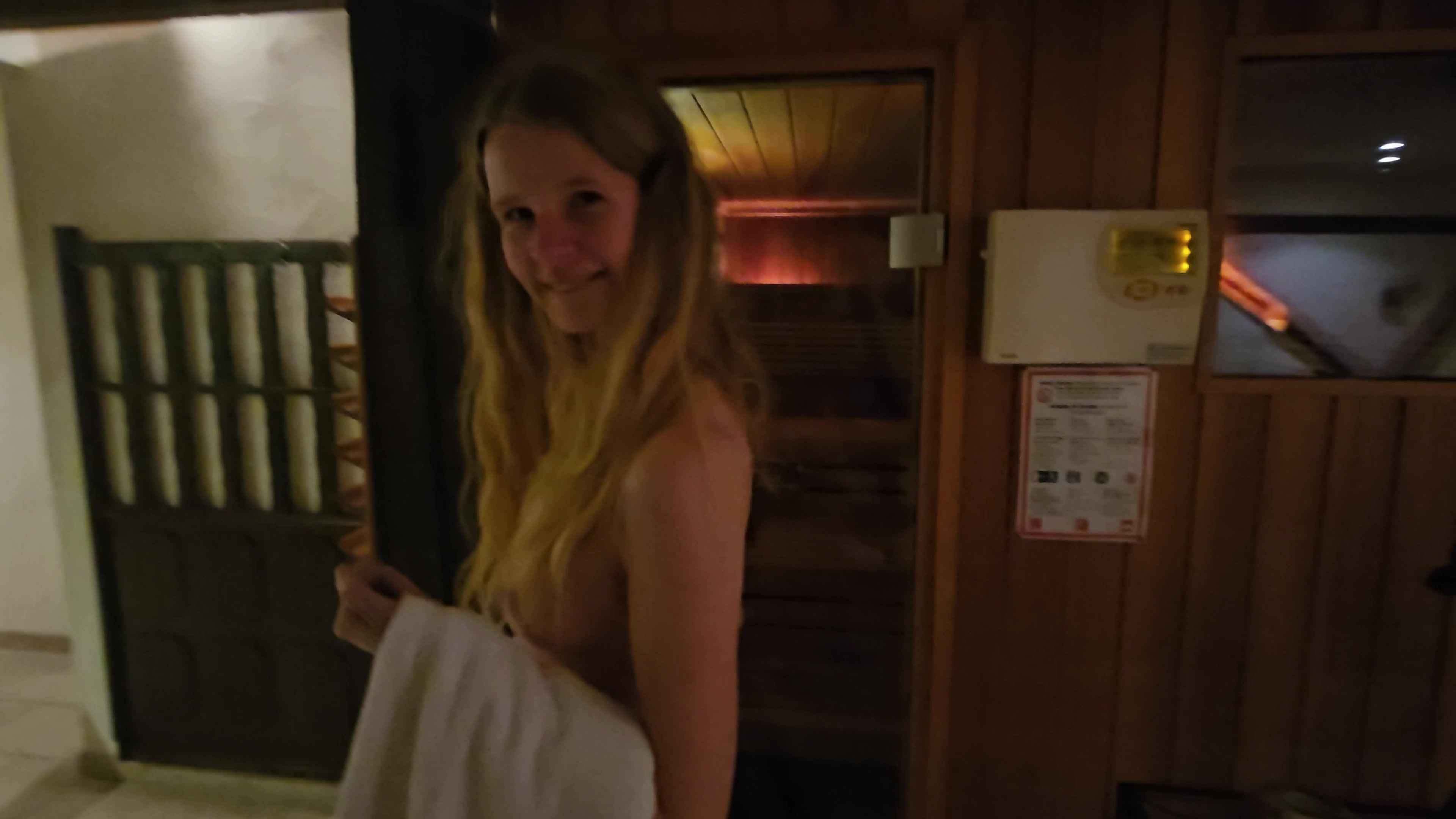 Als ich in der Sauna war, hatte ich richtig Bock zu ficken! Und da ich ja auch sehr gerne in Swinger Clubs gehe, habe ich mich direkt gekonnt an den ersten Typen herangemacht und ihn davon überzeugt mich direkt hart in der Sauna zu ficken! Doch dabei blieb es nicht, danach habe ich noch so lange seinen Schwanz geblasen, bis er mir schön ins Gesicht gespritzt hat! Das hat mich dann wieder so geil gemacht, dass ich es mir selber noch mal besorgen musste, bis ich gesquirtet habe!
